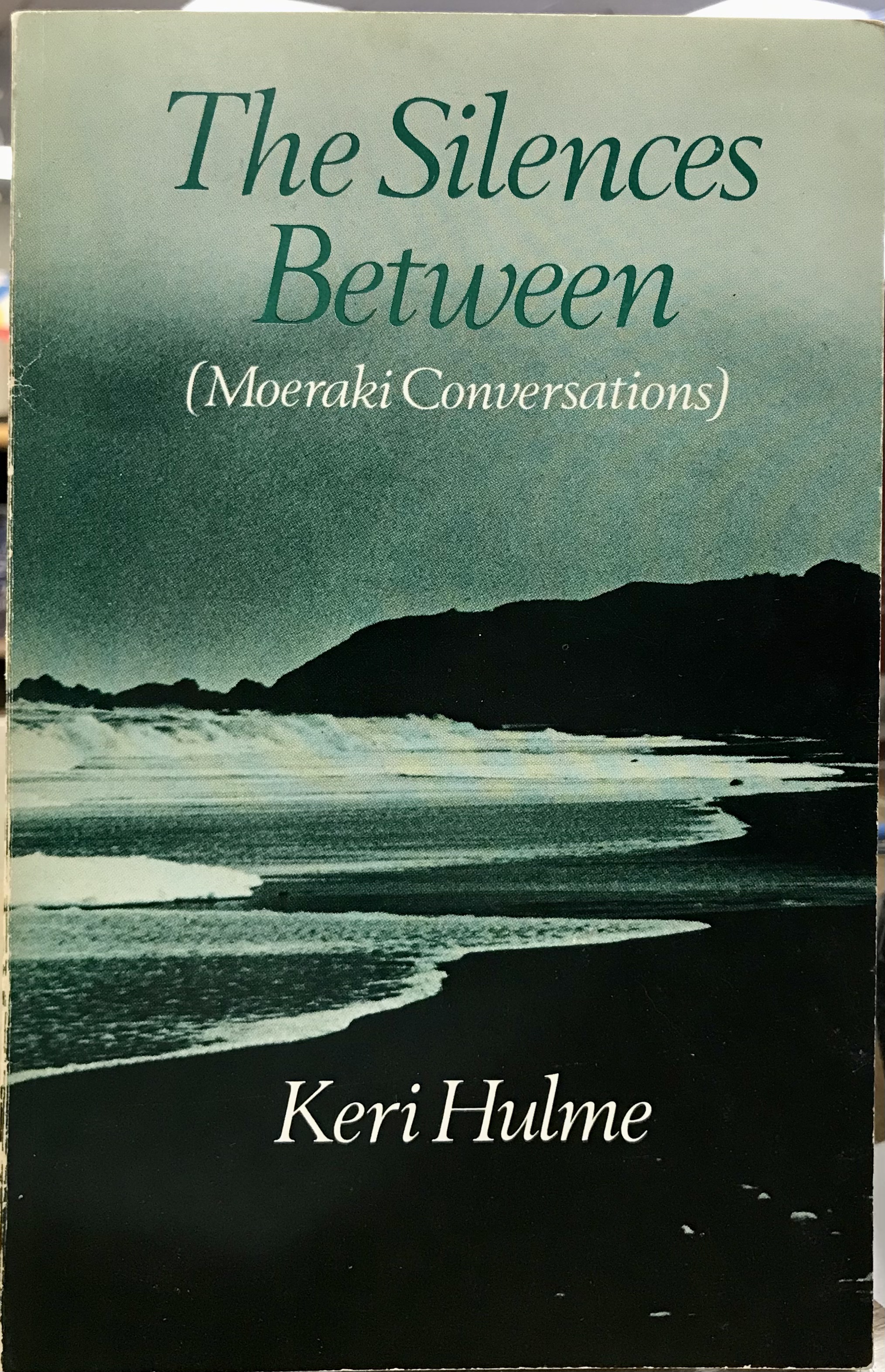 The Silences Between (Moeraki Conversations) - Hulme, Keri