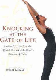 Knocking at the Gate of Life - Healing Exercises from the Official Manual of the People's Republic of China - Chang, Edward C. (Translator)